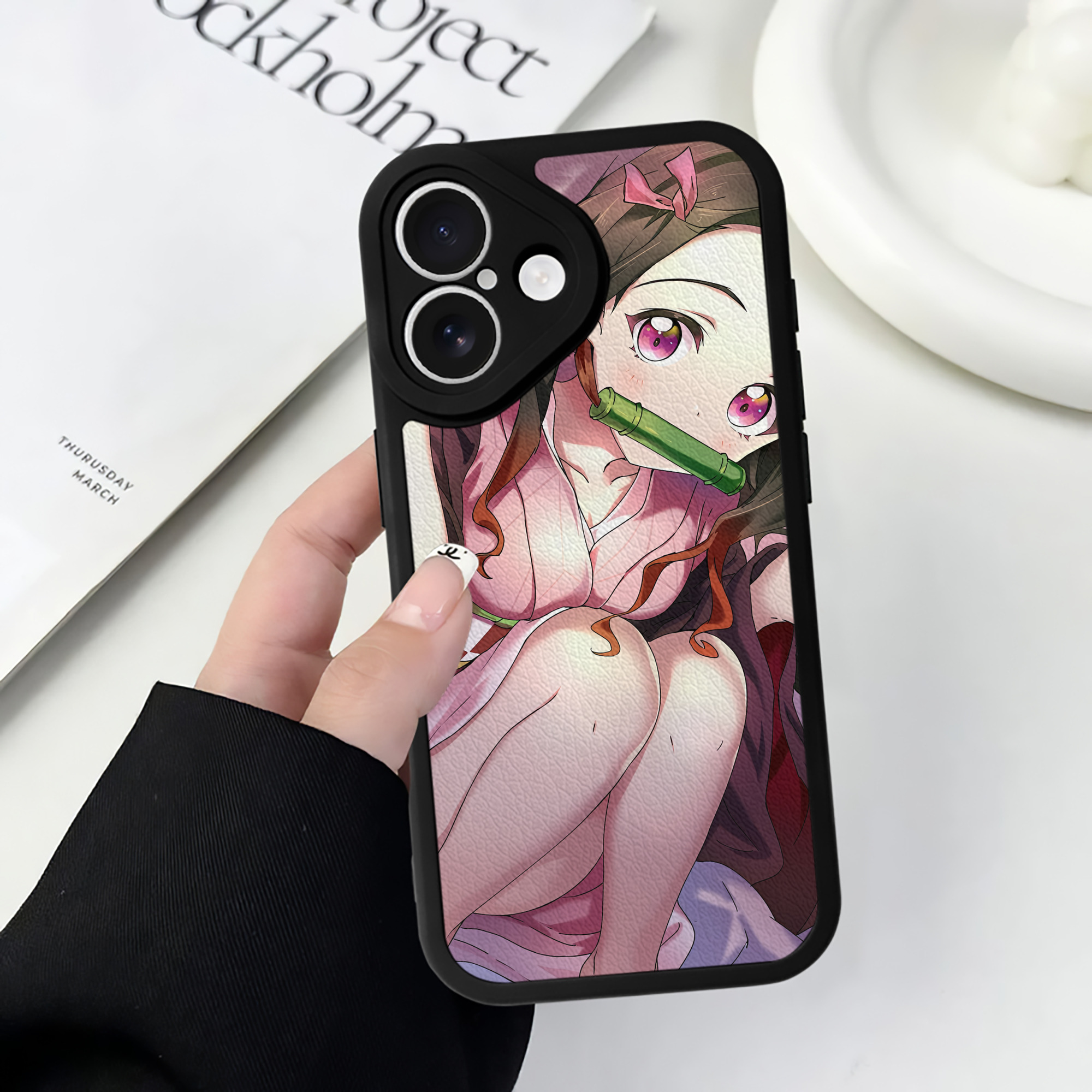 （画像用） 鬼滅の刃（きめつのやいば）竈門 禰󠄀豆子／かまど ねずこ Kamado Nezuko 【iPhone 16シリーズ対応】シリコンスマホケース（レザー調） 材質：シリコン